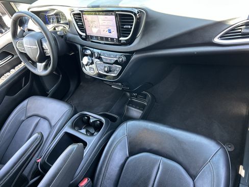 Used 2025 Chrysler Pacifica Select FWD image 10