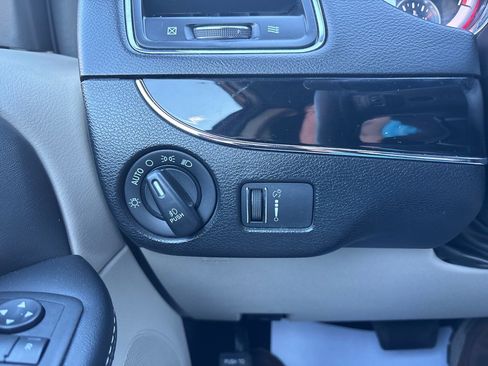 Used 2017 Dodge Grand Caravan SXT image 19