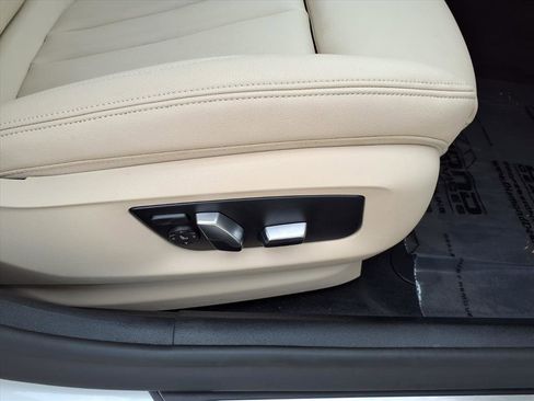 Used 2020 BMW 530e w/ Premium Package image 10