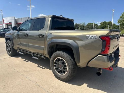 Used 2025 Toyota Tacoma TRD Off-Road AWD/4WD image 9