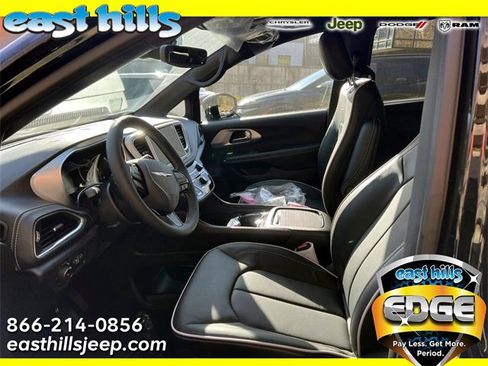 New 2026 Chrysler Pacifica Limited image 6