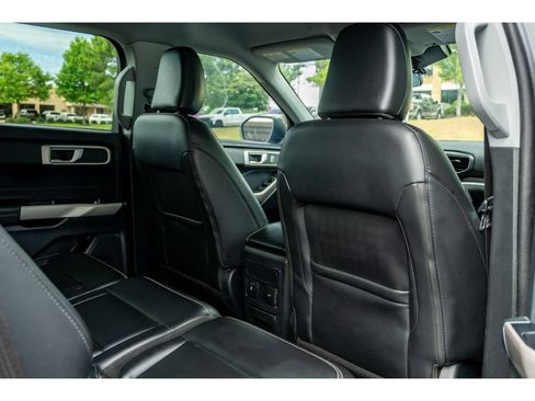 Used 2024 Ford Explorer XLT w/ Equipment Group 202A RWD image 16