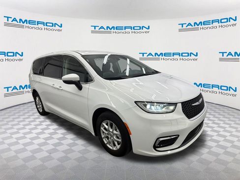 Used 2023 Chrysler Pacifica Touring-L FWD image 7
