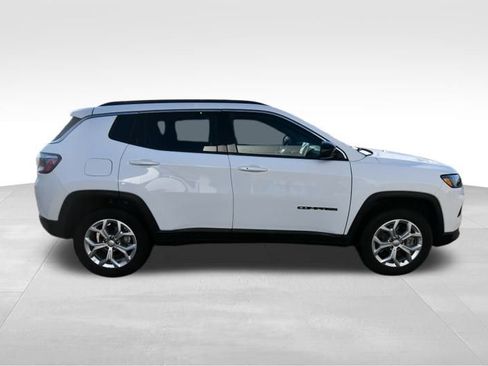 Used 2024 Jeep Compass Latitude AWD/4WD image 9