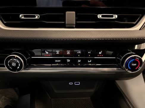 Used 2025 Chevrolet Equinox LT image 29