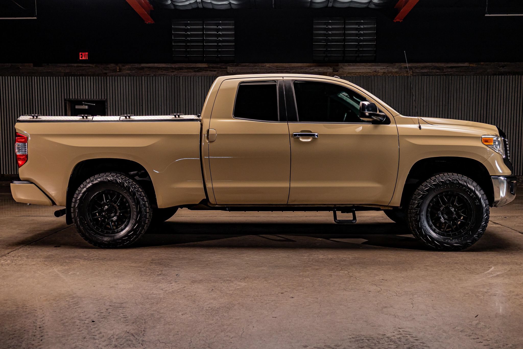 Used 2017 Toyota Tundra Limited w/ Limited Premium Package AWD/4WD image 10