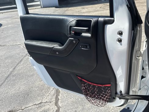 Used 2017 Jeep Wrangler Unlimited Rubicon AWD/4WD image 16