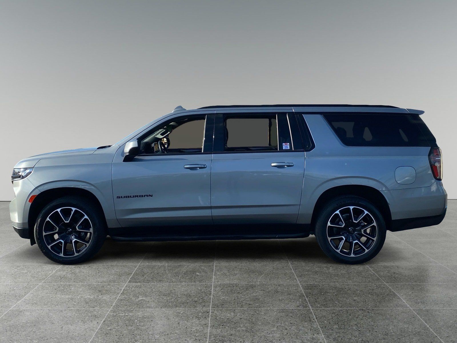 Used 2024 Chevrolet Suburban RST RWD image 2