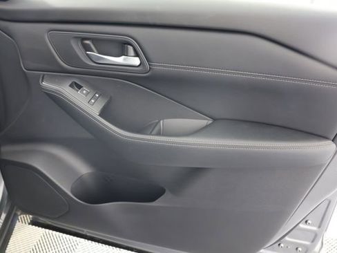 Used 2025 Nissan Rogue SL w/ SL Premium Package image 29