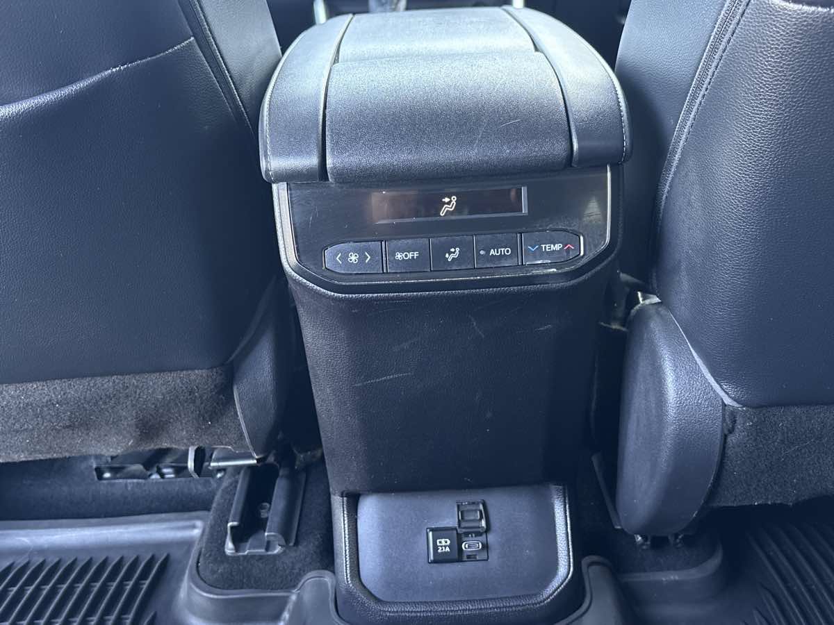 Used 2020 Toyota Highlander XLE FWD image 12