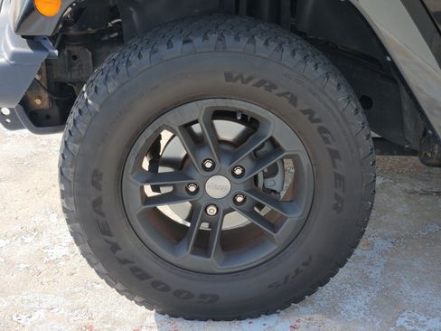 Used 2017 Jeep Wrangler Unlimited Sahara AWD/4WD image 13