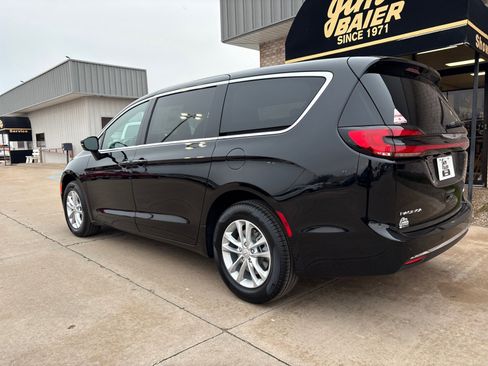 New 2026 Chrysler Pacifica Select image 13