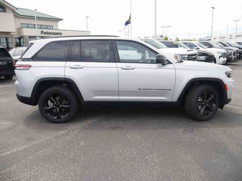 Certified 2025 Jeep Grand Cherokee Altitude AWD/4WD image 19