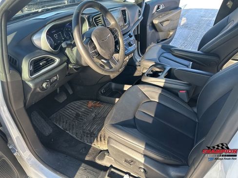 Used 2025 Chrysler Pacifica Select image 18