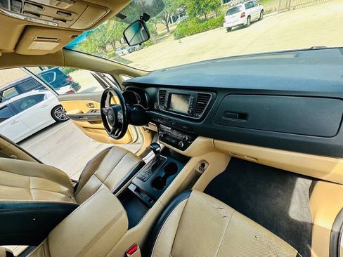 Used 2017 Kia Sedona LX w/ LX Essentials Premium Package FWD image 31