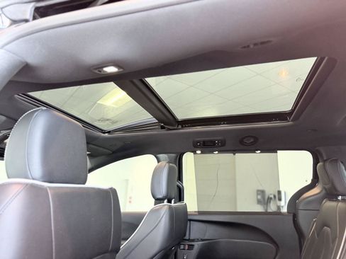 Used 2026 Chrysler Pacifica Limited FWD image 23