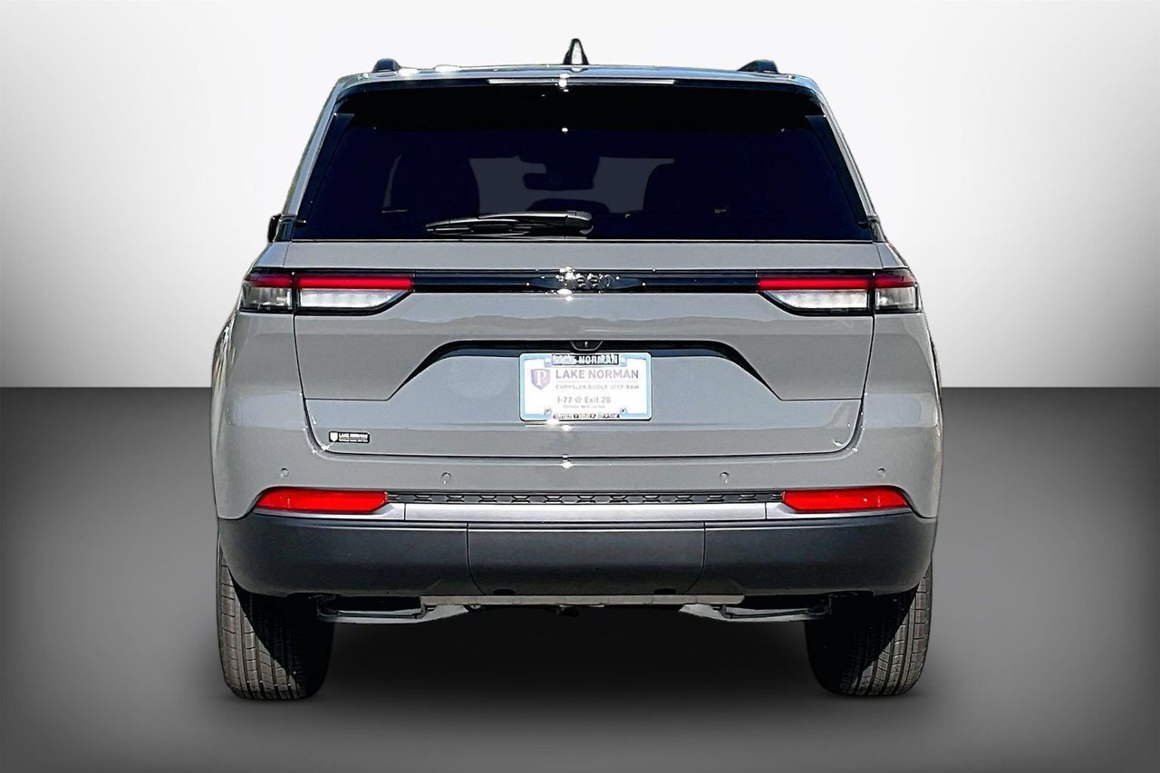New 2027 Jeep Grand Cherokee Altitude RWD image 7