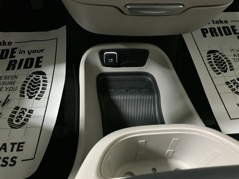 Used 2024 Chrysler Pacifica Touring-L FWD image 39
