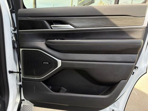 Used 2023 Jeep Wagoneer Series III w/ Flexible Seating Group image 39