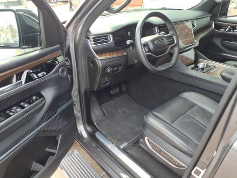 Used 2024 Jeep Grand Wagoneer L Base image 9