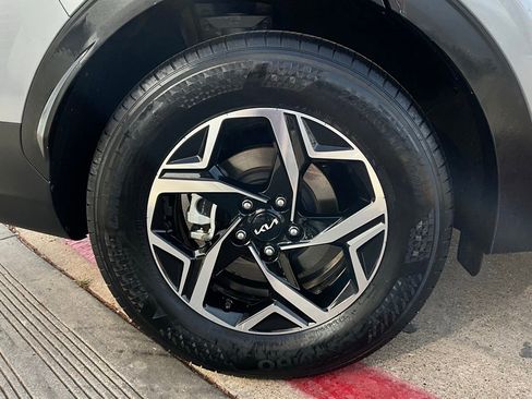 Used 2025 Kia Sportage LX image 9