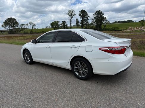 Used 2017 Toyota Camry SE FWD image 2