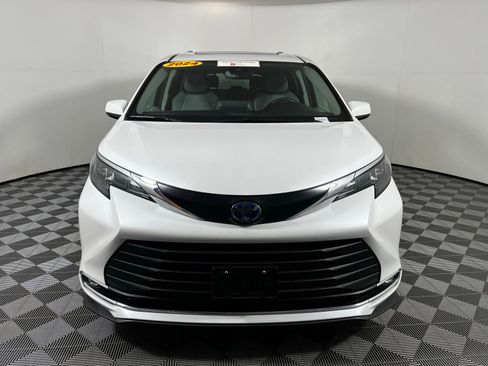 Certified 2024 Toyota Sienna XLE image 2