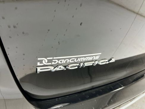 Used 2024 Chrysler Pacifica Touring-L image 26