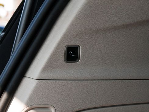Used 2023 Chrysler Pacifica Touring-L FWD image 28