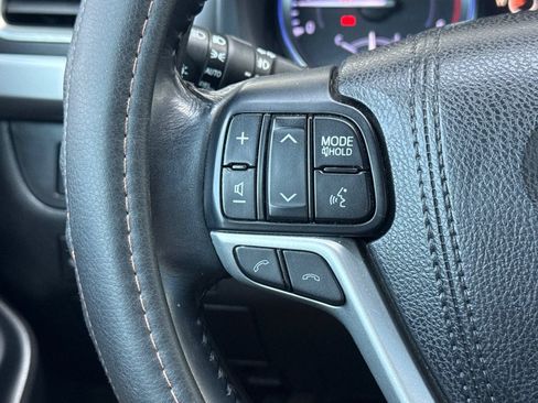 Used 2018 Toyota Highlander XLE AWD/4WD image 36