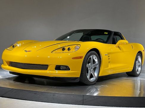 Used 2005 Chevrolet Corvette Coupe w/ Preferred Equipment Group RWD image 11