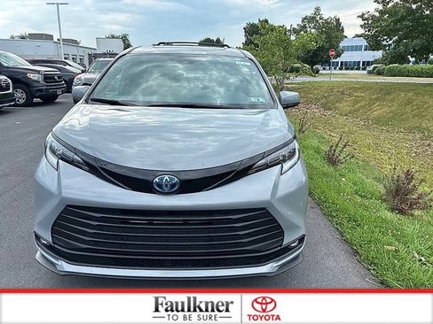 Certified 2025 Toyota Sienna XLE Woodland Edition AWD/4WD image 14