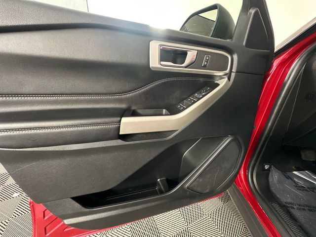 Used 2022 Ford Explorer XLT AWD/4WD image 6