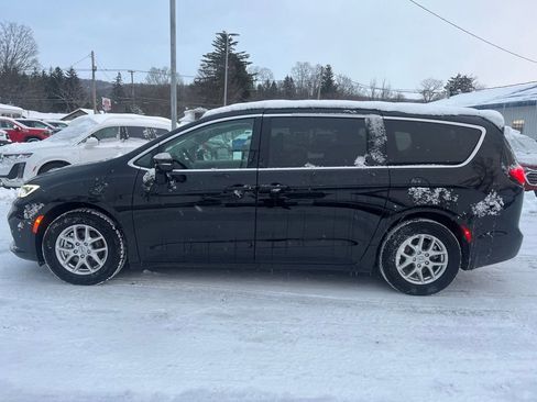 Used 2024 Chrysler Pacifica Touring-L image 8