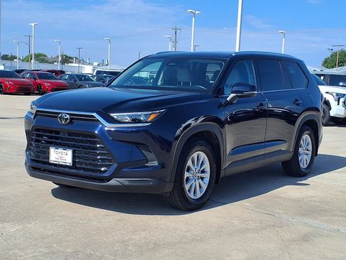 Used 2025 Toyota Grand Highlander FWD image 3