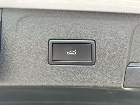 Used 2025 Volkswagen Atlas SE FWD image 13