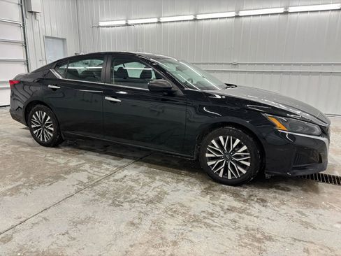 Used 2024 Nissan Altima 2.5 SV image 15