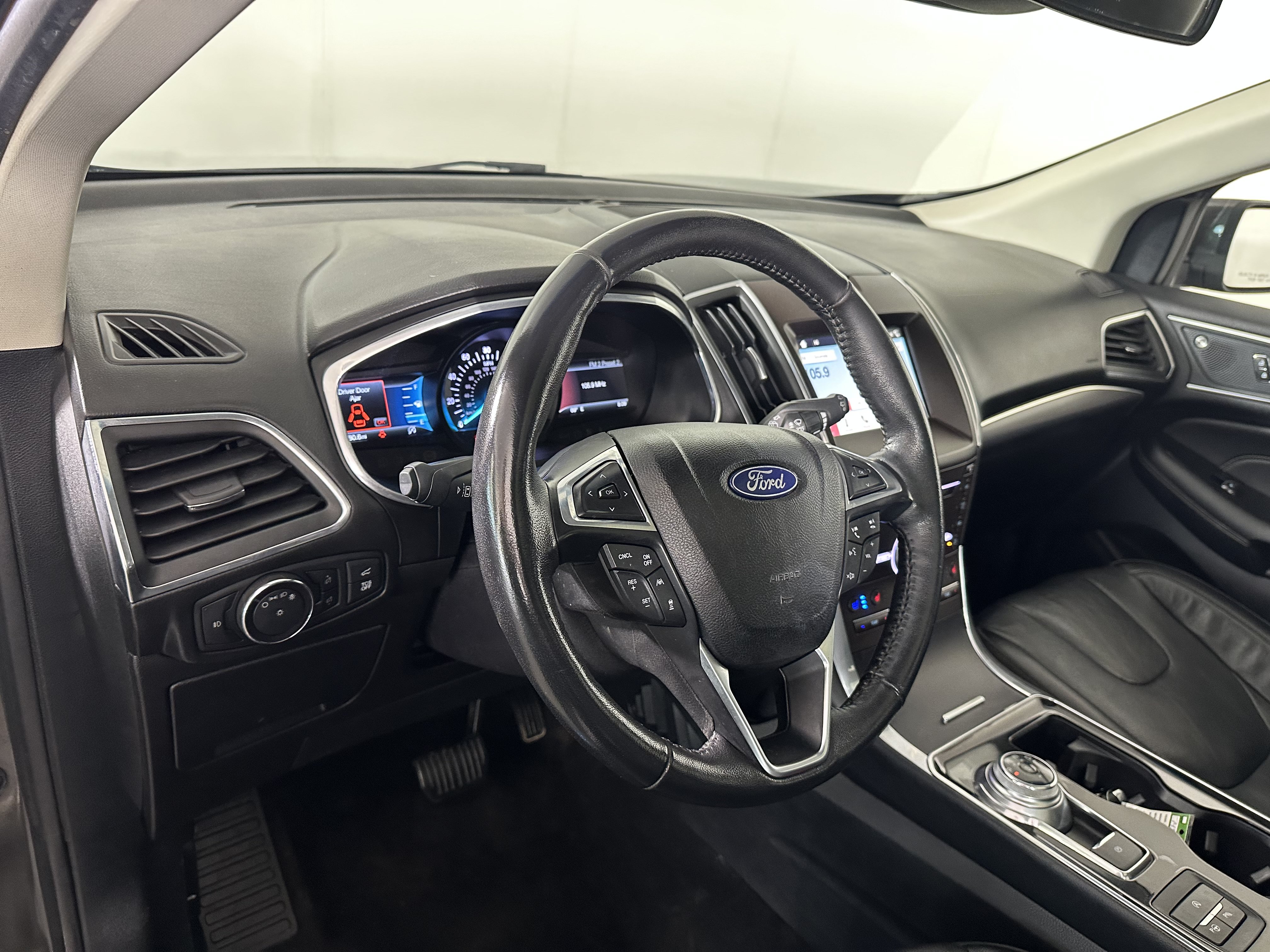 Used 2019 Ford Edge Titanium w/ Equipment Group 301A AWD/4WD image 10