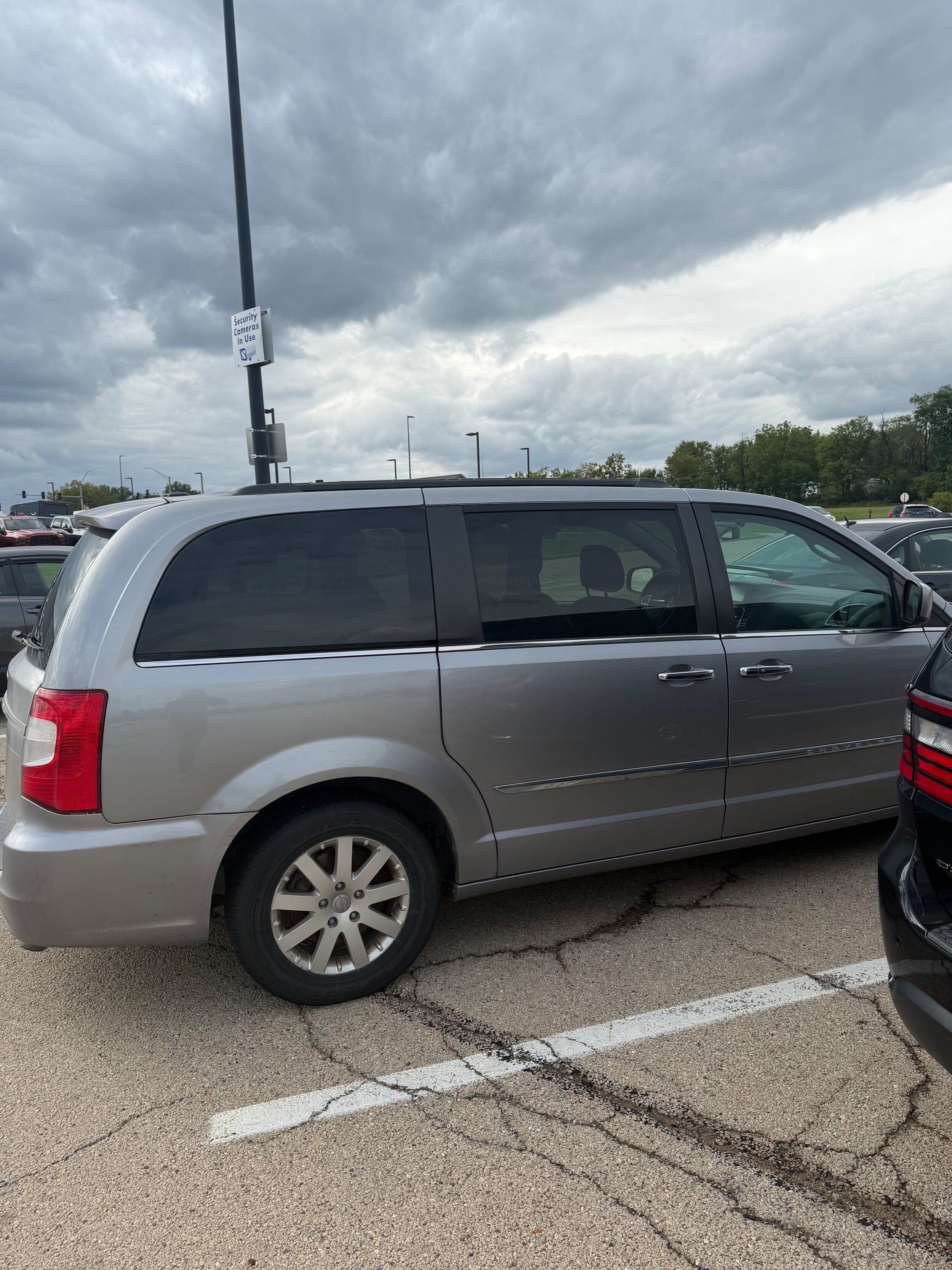 Used 2016 Chrysler Town & Country Touring w/ Driver Convenience Group FWD image 3