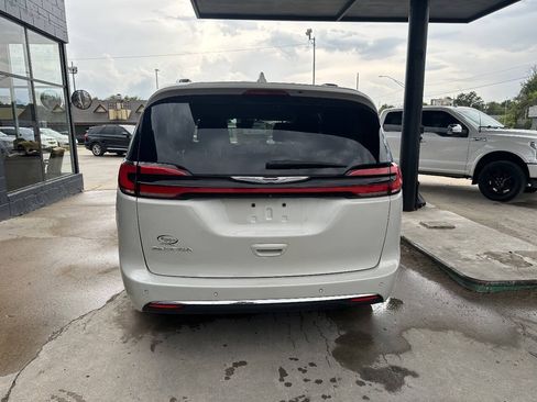 Used 2021 Chrysler Pacifica Touring-L FWD image 7
