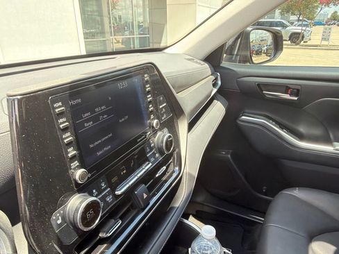 Used 2021 Toyota Highlander XLE FWD image 11