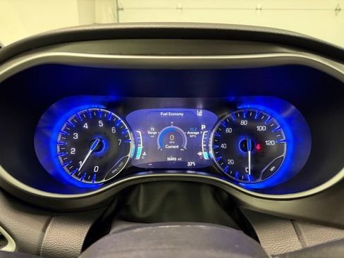 Used 2024 Chrysler Pacifica Touring-L image 15