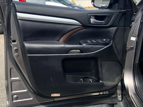 Used 2017 Toyota Highlander XLE image 21