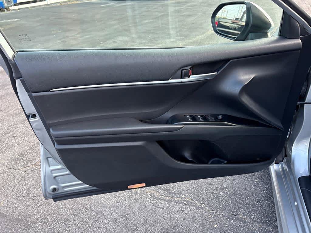Used 2019 Toyota Camry SE w/ Convenience Package FWD image 21