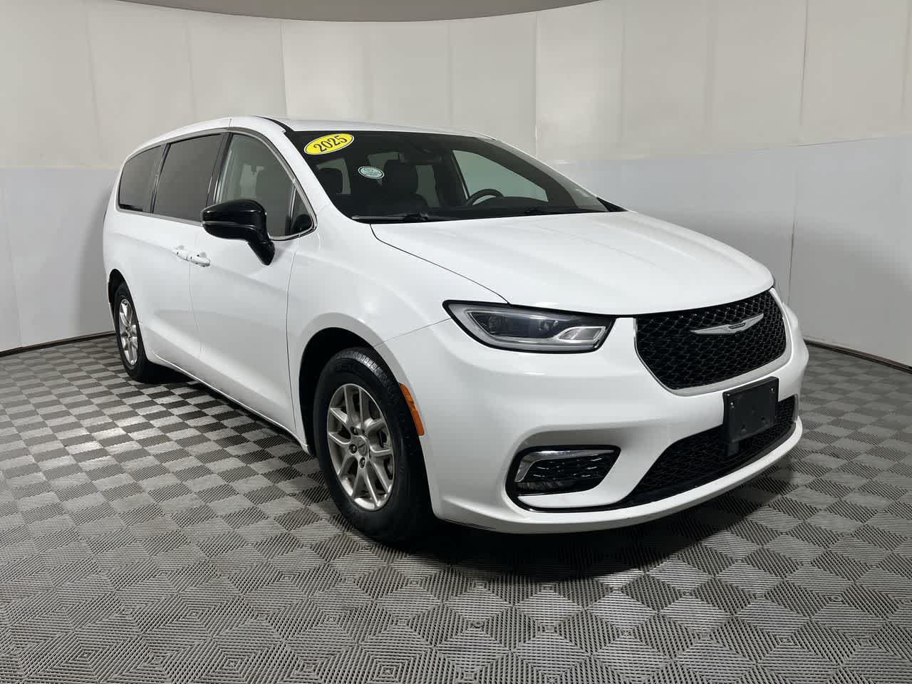 Used 2025 Chrysler Pacifica Select FWD image 2