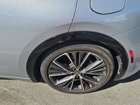 Used 2024 Toyota Prius XLE FWD image 5