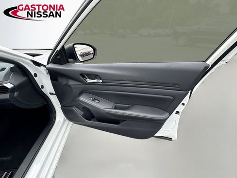 Used 2025 Nissan Altima 2.5 SV FWD image 39