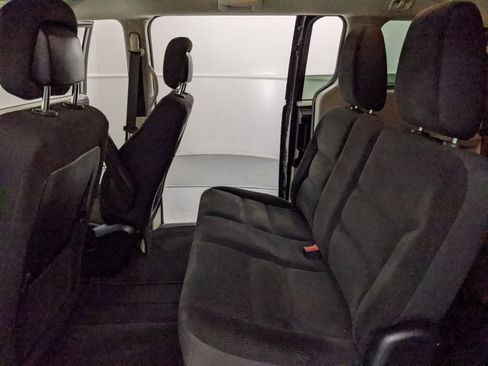 Used 2018 Dodge Grand Caravan SE w/ UConnect Hands-Free Group image 16