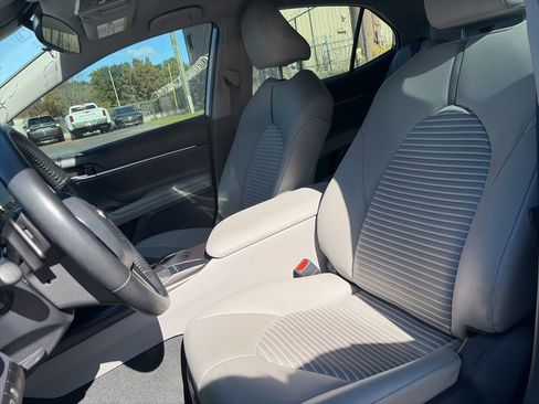 Used 2023 Toyota Camry SE image 12
