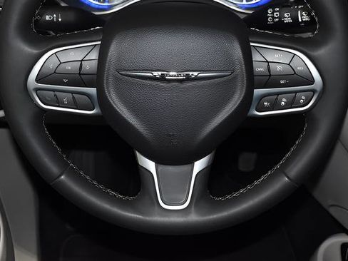 Certified 2023 Chrysler Pacifica Touring-L FWD image 11